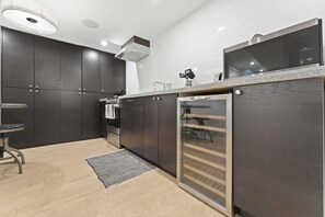 Apartment | 1 bedroom, Internet - Specious Fully Private Studio apt With Laundry (Burlington)