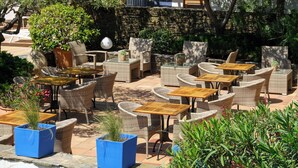 Poolside bar - Hotel Villa Blaumar (Cadaqués)