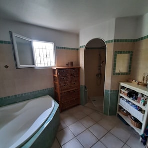 SĂšche-cheveux, serviettes fournies, savon, papier toilette
