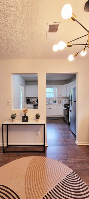 冷蔵庫、電子レンジ、オーブン、コンロ