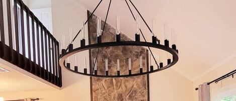 Smart TV, chimenea, impresora