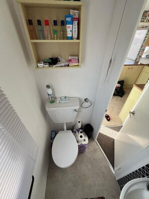 Shower, towels, soap, shampoo - Haven Thornwick Bay Holiday. Newly decorated 6-8 Sleeper static caravan.  (Flamborough)