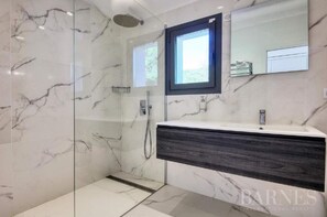 Douche, sĂšche-cheveux, serviettes fournies, savon