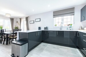 Casa básica | Cozinha privada | Geladeira, micro-ondas, fogão, cooktop