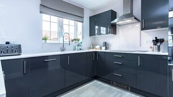 Basic House | Private kitchen | Fridge, microwave, oven, stovetop