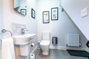 Nhà cơ bản | Phòng tắm | Buồng tắm vòi sen, đồ dùng nhà tắm miễn phí, máy sấy tóc, khăn tắm 