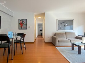 2 عدّة غرف نوم ومكواة/لوح كي وخدمة الإنترنت