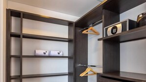 Un placard moderne doté de plusieurs étagères, d’une tringle à vêtements et d’un haut-parleur intégré.
