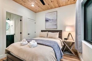 4 bedrooms, iron/ironing board, travel crib, WiFi - Smoky Deals! Heated pool, hot tub, arcade, shuffle board, board games & more! (Sevierville)