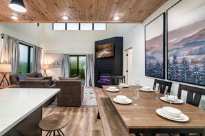 Dining - Smoky Deals! Heated pool, hot tub, arcade, shuffle board, board games & more! (Sevierville)