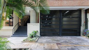 A hotel entrance with a sign reading "HOJARASCA" and a staircase leading up.