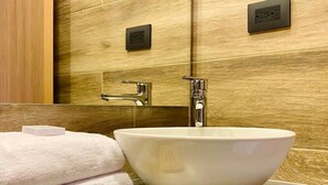 A bathroom with a large white sink, a mirror, and a towel rack. - w Lovely Loft in Virrey (Bogotá)