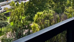 A view of a cityscape with buildings, a highway, and lush greenery. - w Lovely Loft in Virrey (Bogotá)