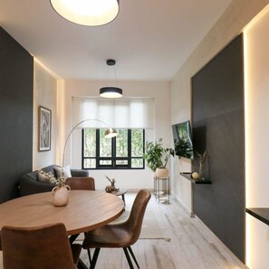 2 عدّة غرف نوم وخدمة الإنترنت