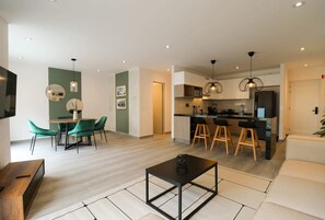 Apartament | 2 dormitoris, escriptori, planxa i posts de planxar i Internet