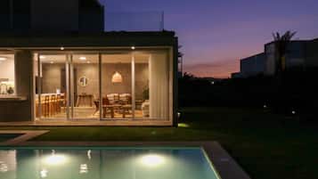 4 bedrooms, iron/ironing board, Internet