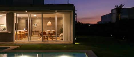 House | 4 bedrooms, iron/ironing board, Internet