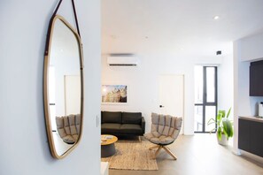 2 bedrooms, desk, iron/ironing board, Internet - w Artistic 2BR With Rooftop Pool Casco Antiguo (Panama City)