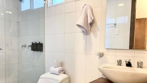 A modern bathroom with a toilet, bidet, and sink. - w Spectacular 2BR Apartment w/ AC in Cartagena (Cartagena)