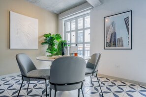 2 عدّة غرف نوم وخدمة الإنترنت