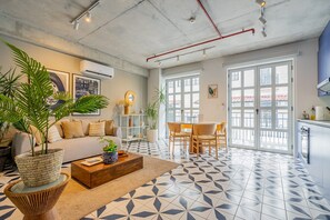 2 bedrooms, Internet - w Lively 2BR in Plaza Herrera (Panama City)