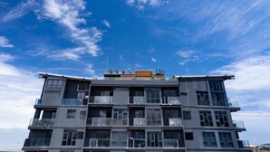 Un edificio a più piani con balconi e ampie finestre, probabilmente un hotel o un complesso residenziale.