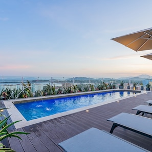 A rooftop pool with a view of a cityscape and mountains in the distance. - Cozy 1BR With Balcony in Santa Ana (Panama City)