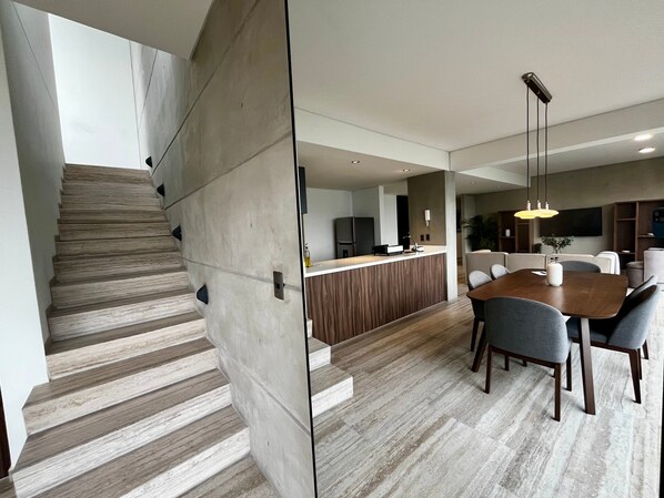 2 عدّة غرف نوم وخدمة الإنترنت