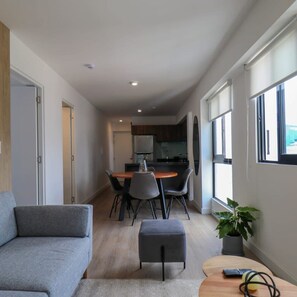 Apartament | 1 dormitori, escriptori, planxa i posts de planxar i Internet