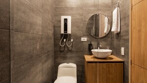 A modern bathroom with a toilet, a sink, and a towel rack. - w Phenomenal Loft in Chapinero (Bogotá)