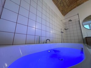 Jetted bath, hair dryer, bidet, towels - Cozy Apartment With Jacuzzi Near Vatican Museums Near Ottaviano Metro Station (Roma)