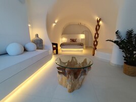 Deluxe Suite With Private Jacuzzi | Zona de estar | Smart TV de 40 pulgadas con canales digitales