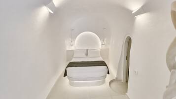 Standard Suite With Private Jacuzzi | Camas com colchões pillow-top, individualmente decorados