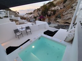 Junior Suite With Private Jacuzzi | Colchones con acolchado adicional y cortinas opacas