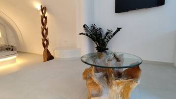 Deluxe Suite | Ruang tamu | 40 inci sebuah televisyen pintar dengan digital