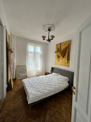 3 عدّة غرف نوم ومكواة/لوح كي وواي فاي وملاءات أسرّة