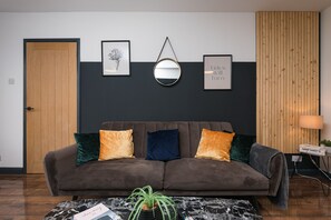 House | Living area - Captivating Beverley 3-bed House Private Parking (Beverley)