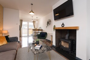 House | Living area | TV, fireplace - Captivating Beverley 3-bed House Private Parking (Beverley)