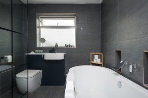 單棟房屋 | 浴室 | 獨立浴缸及淋浴設備、浸缸、免費梳洗用品、提供毛巾