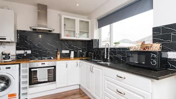 House | Private kitchen | Fridge, microwave, oven, stovetop