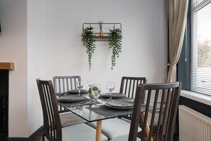 House | Dining - Captivating Beverley 3-bed House Private Parking (Beverley)