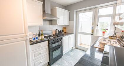 Cosy 3 Bedroom Family Home in Ruislip | Under 45 minutes to Central London