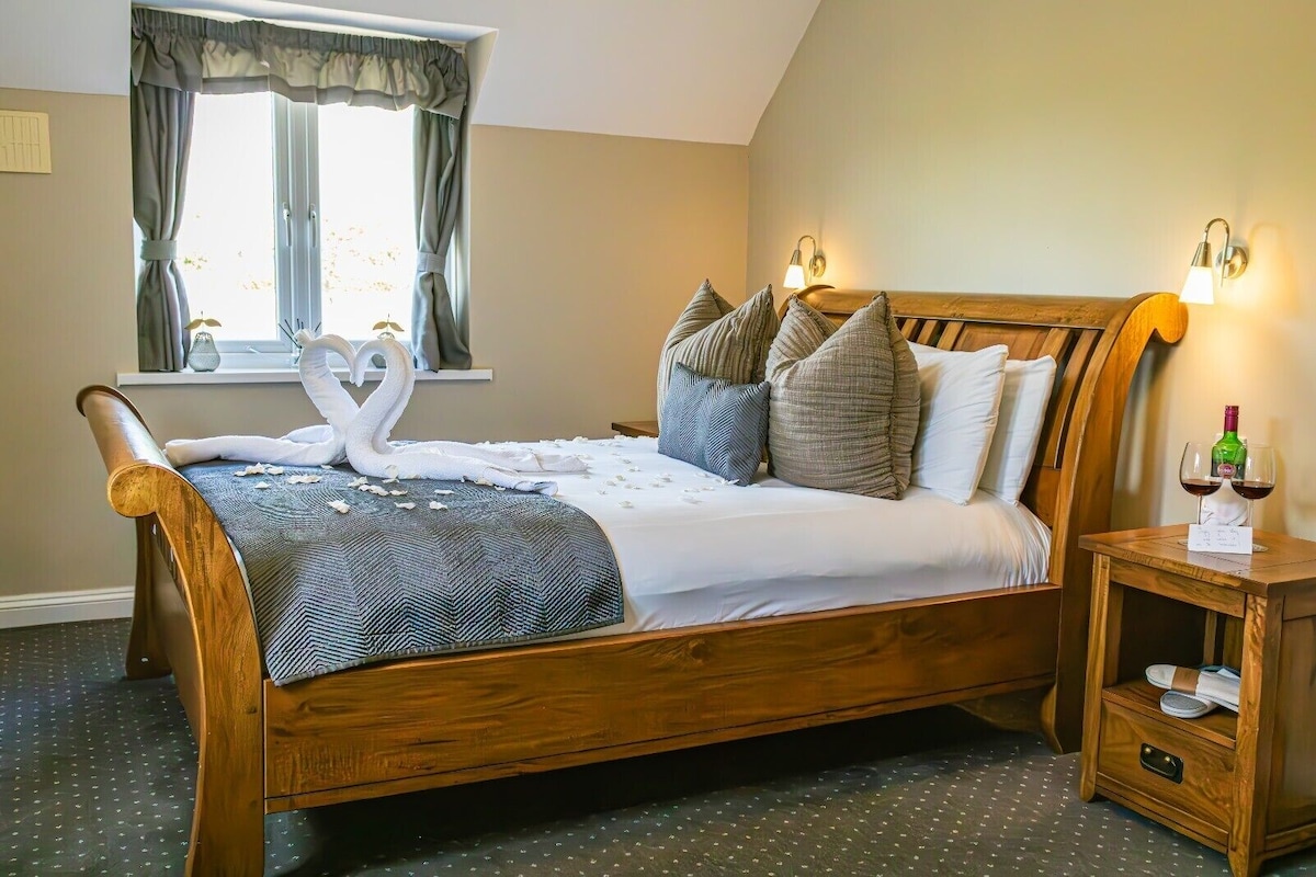 Executive Suite | Blackout drapes, soundproofing, iron/ironing board (on request)