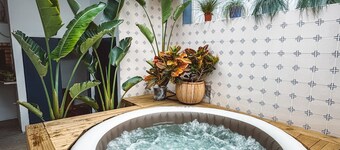 Boho Beach Villa - patio w/ bbq. 2 min to the beach, 15 to Lisbon