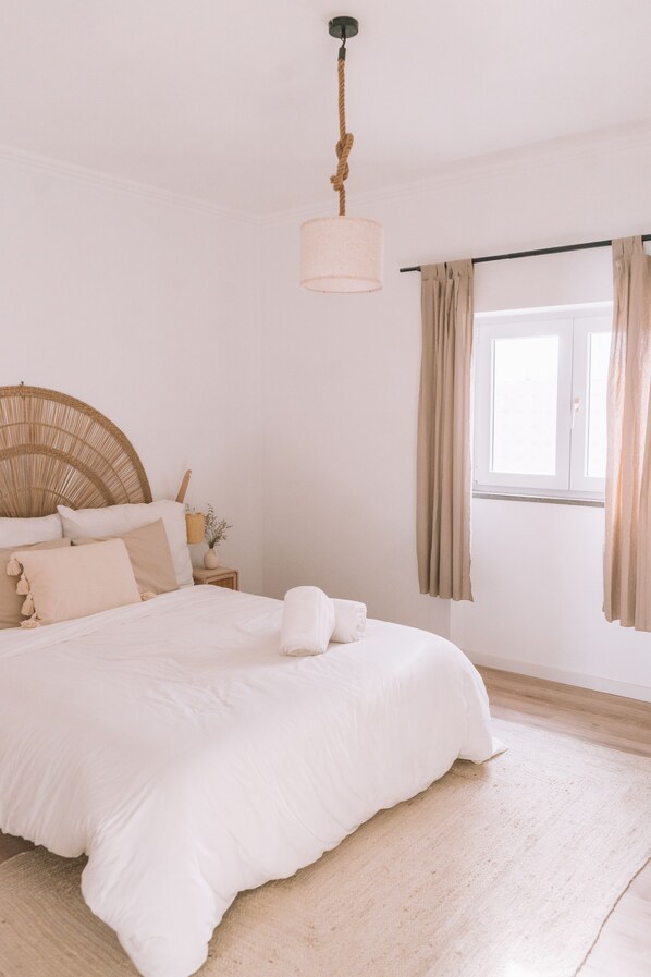 4 bedrooms, desk, travel cot, WiFi