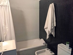 Haartrockner, Handtücher, Seife, Shampoo