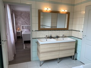 Hair dryer, bidet, towels, soap - Chambre D'hôtes au Cœur du Vexin Français (Haravilliers)