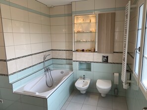 Sèche-cheveux, bidet, serviettes fournies, savon