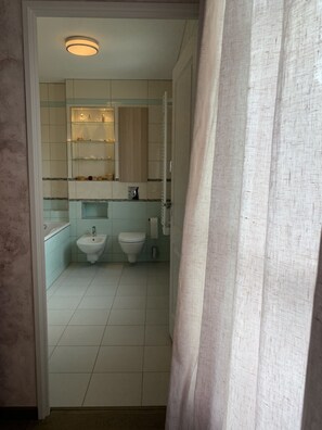 SĂšche-cheveux, bidet, serviettes fournies, savon