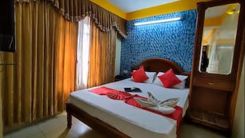 Desk, soundproofing, free WiFi, bed sheets